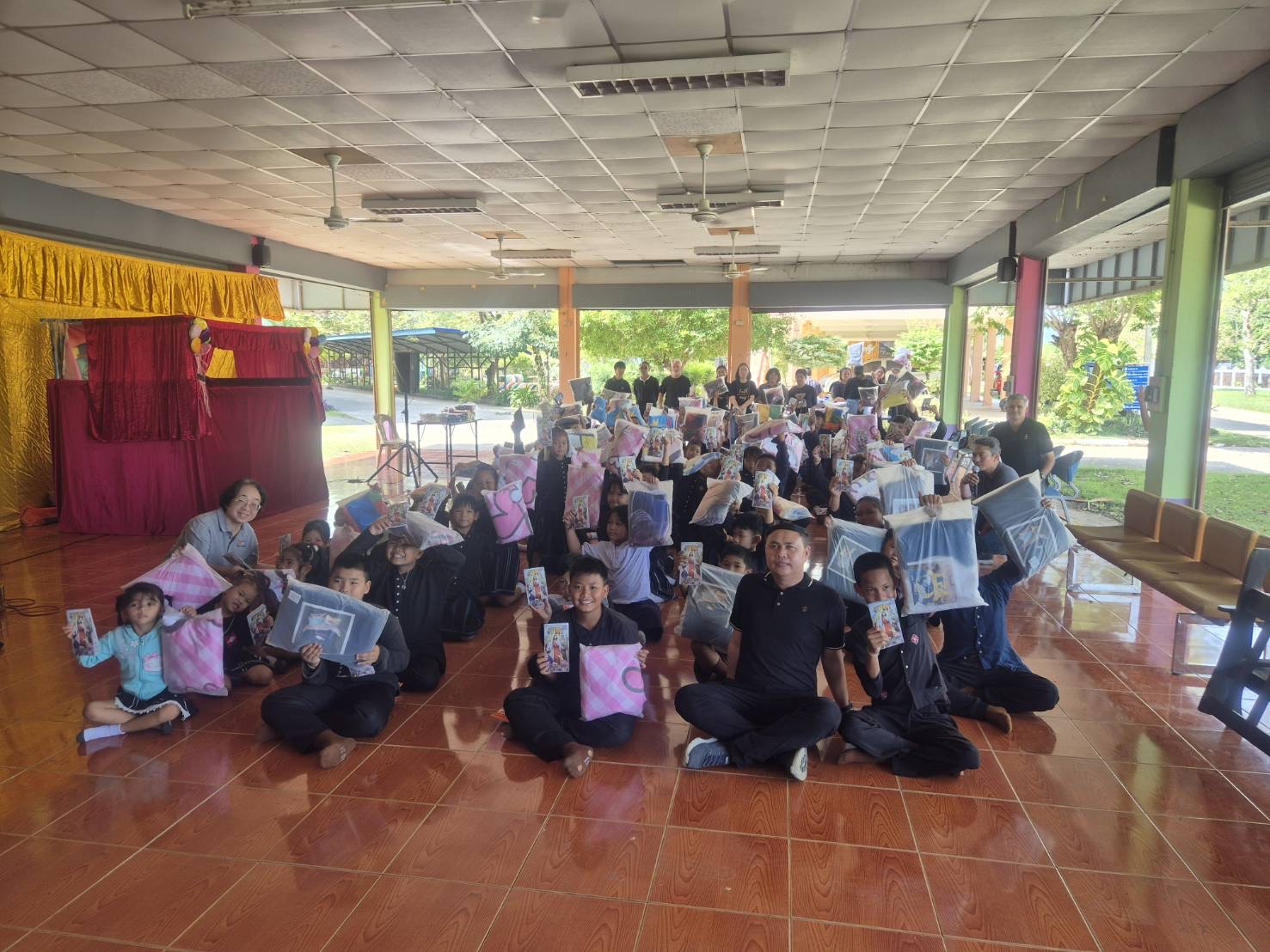 Canadian bed linen company donates to thailand children